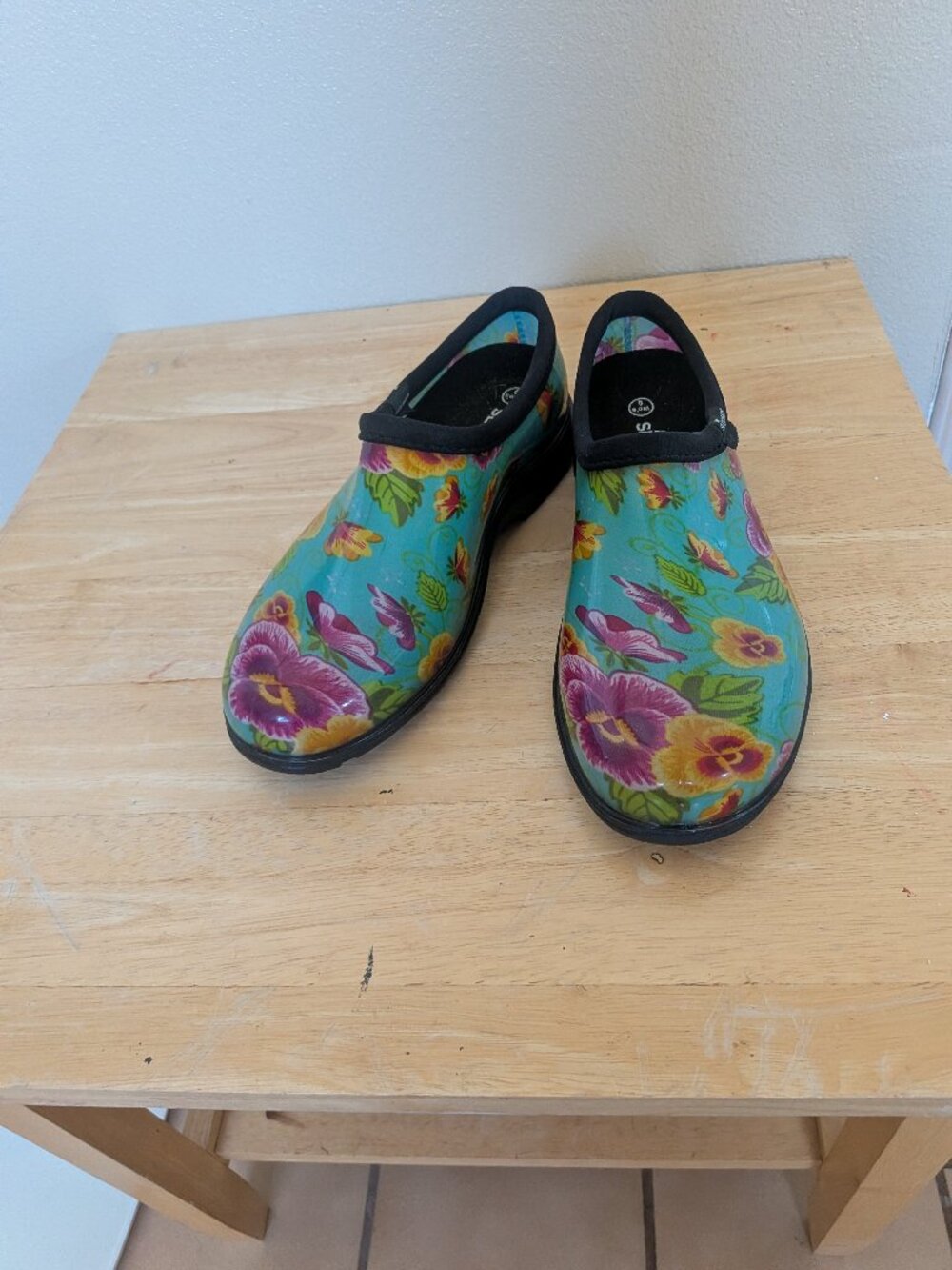 Sloggers Gardening Shoes - Womens Size 9B  - Bright Pansy Floral on Blue/Green